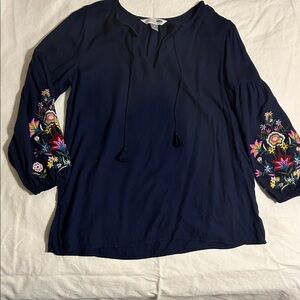 EUC OLD NAVY Embroidered Floral Navy Blouse Shirt Womens Juniors Size SMALL